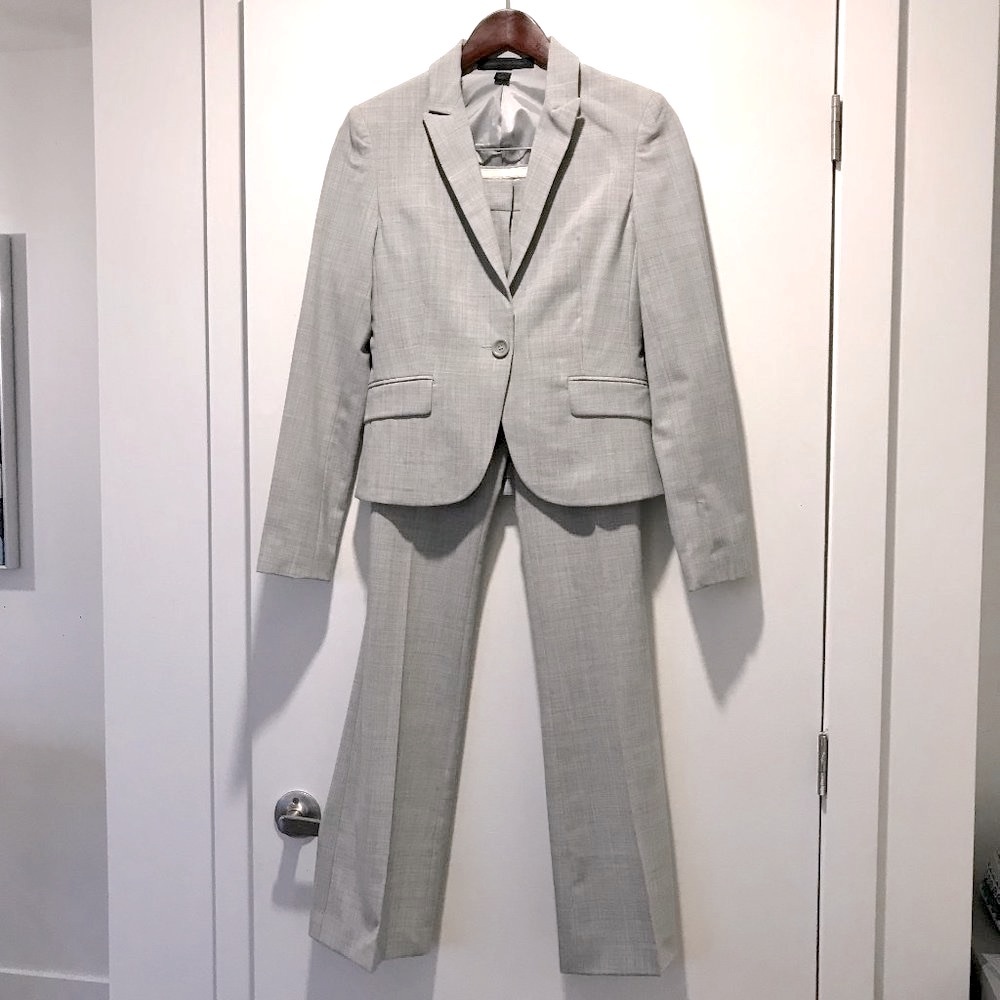Pristine Light Gray Crosshatch Blazer & Trouser Pant Suit by Express - Size 0